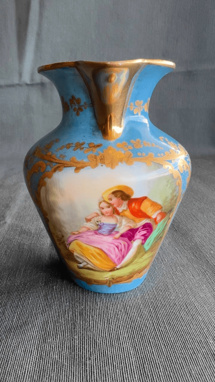 Фарфоровый молочник с жанровой сценой, Франция, XIX век — фото 1 из 9