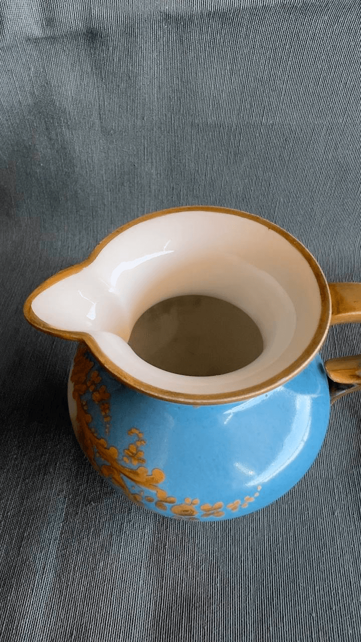 Фарфоровый молочник с жанровой сценой, Франция, XIX век, изображение 5 из 9