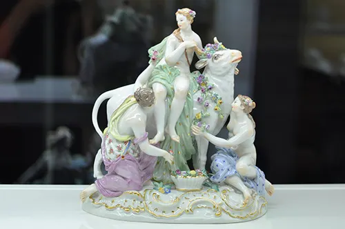 Фарфоровая статуэтка «Аллегория с быком», Европа, XX век — фото 1 из 1